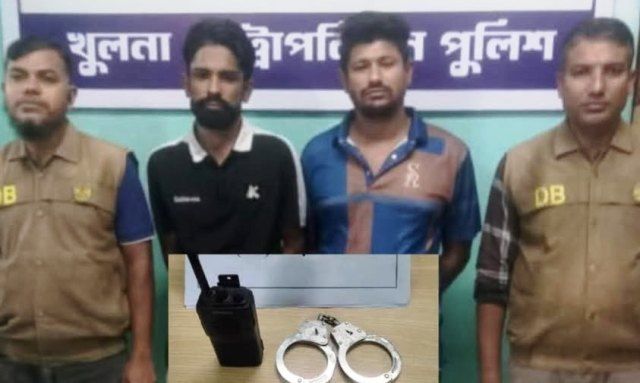 খুলনা মহানগর ডিবি পুলিশের অভিযানে ১টা ওয়াকিটকি একজোড়া হ্যান্ডকাফসহ দুই জন গ্রেফতার
