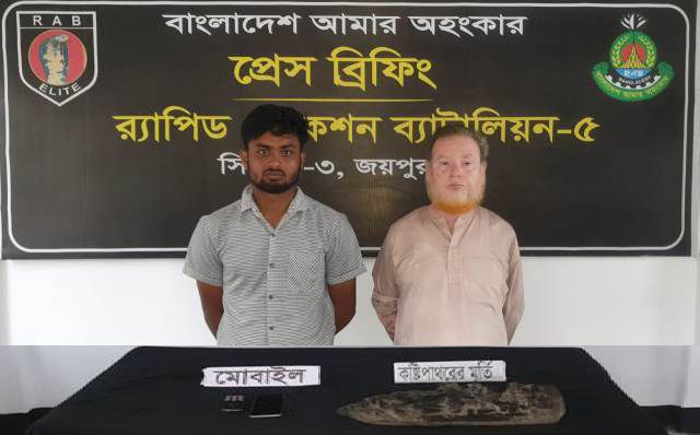 জয়পুরহাটে প্লাস্টিকের বস্তায় লুকানো বিষ্ণু মূর্তি উদ্ধার, দুই পাচারকারী গ্রেপ্তার