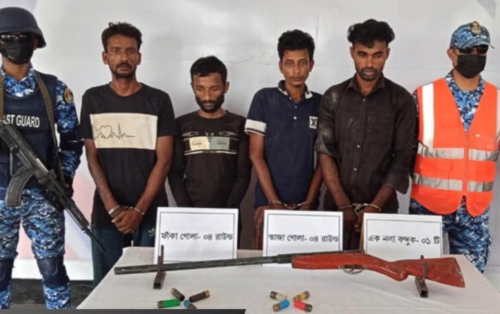 সুন্দরবনের জলদস্যু ছোট সুমন বাহিনীর ৪ সহযোগীকে আটক করেছে কোস্ট গার্ড