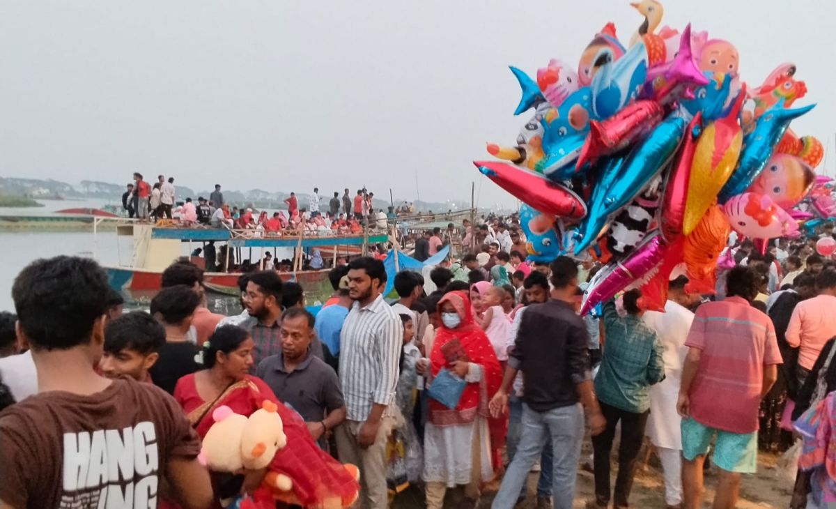 সাভার বিরুলিয়া তুরাগ নদীর তীরে শতবর্ষের ঐতিহ্যবাহী দিগম্বরী মেলা বৈশাখী মেলা