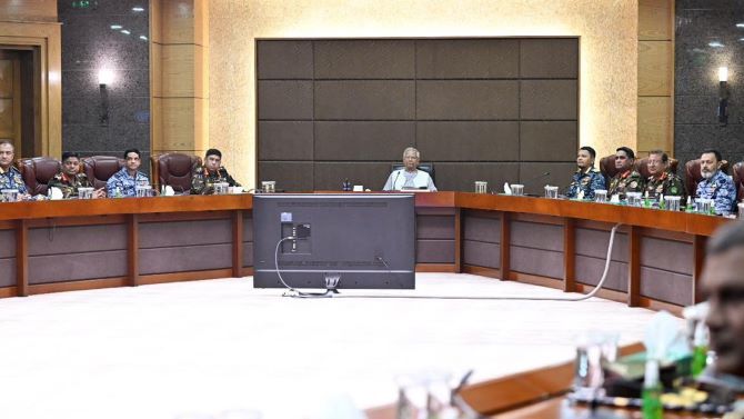 নির্বাচন সুষ্ঠু  আয়োজনে প্রধান উপদেষ্টার সঙ্গে সশস্ত্র বাহিনীর কর্মকর্তাদের বৈঠক
