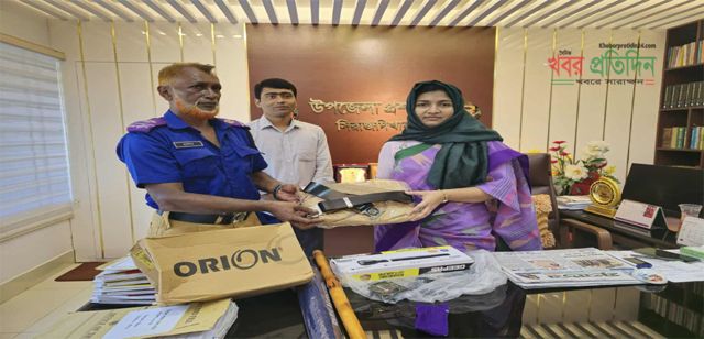 সিরাজদিখানে ১২৮ জন গ্রাম পুলিশের মাঝে পোষাক বিতরণ