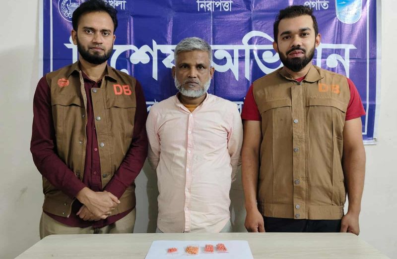 সাভারে ইয়াবা ট্যাবলেটসহ একজন মাদক ব্যবসায়ীকে গ্রেফতার করেছে ডিবি পুলিশ