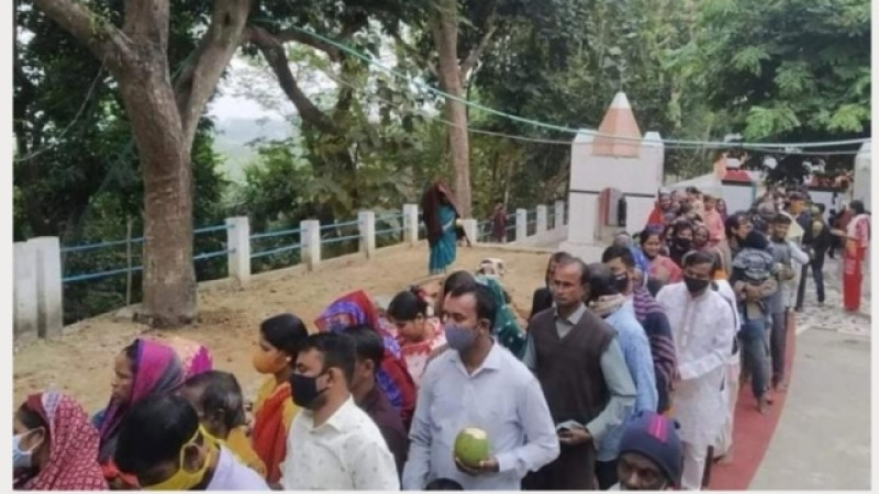 কক্সবাজারের মহেশখালীর আদিনাথ মন্দিরে দর্শনার্থীদের ঢল