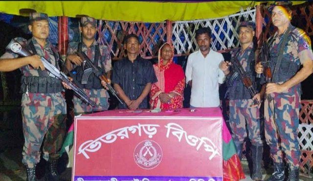 পঞ্চগড়েে ভিতরগড় সীমান্ত দিয়ে অবৈধভাবে ভারতে প্রবেশের সময় ৩ বাংলাদেশী আটক