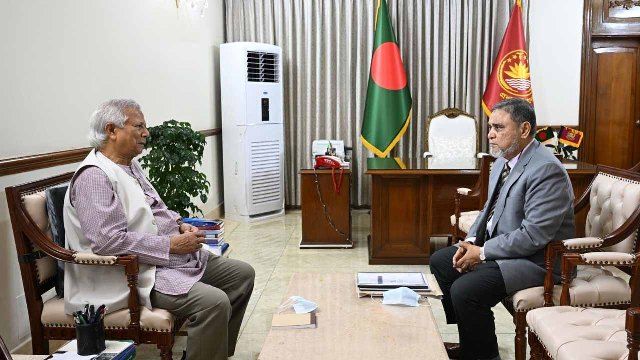 প্রধান উপদেষ্টার সঙ্গে সাক্ষাৎ করেছেন সিইসি