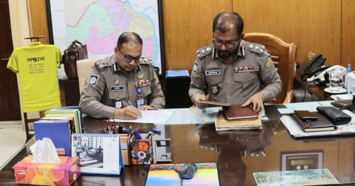 অনাড়ম্বর আয়োজনে কেএমপি কমিশনার হিসেবে দায়িত্ব গ্রহণ করেন মোহাম্মদ জাহিদুল হাসান