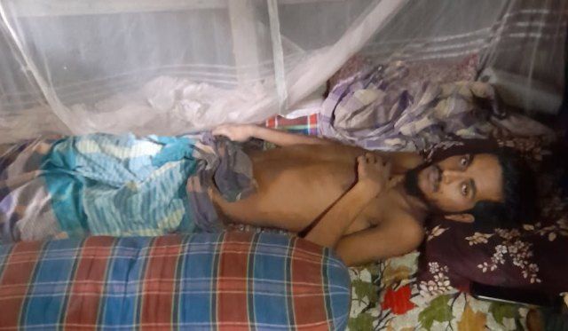 পুটিমারীর বাসিন্দা রাসেল হাওলাদার তৃতীয় তলার ভবনের ছাদ থেকে কর্মরত অবস্থায় পড়ে যায়