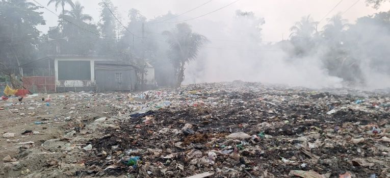 রামগতি পৌর শহরের গরুবাজার এলাকায় ময়লার স্তুপে জনদুর্ভোগ