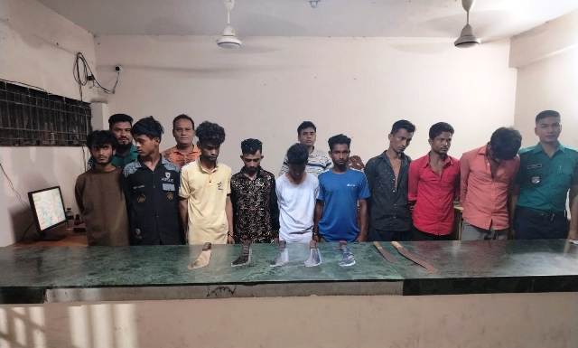 দেশীয় অস্ত্রসহ 'লও ঠেলা' গ্যাংয়ের নয় সদস্য গ্রেফতার