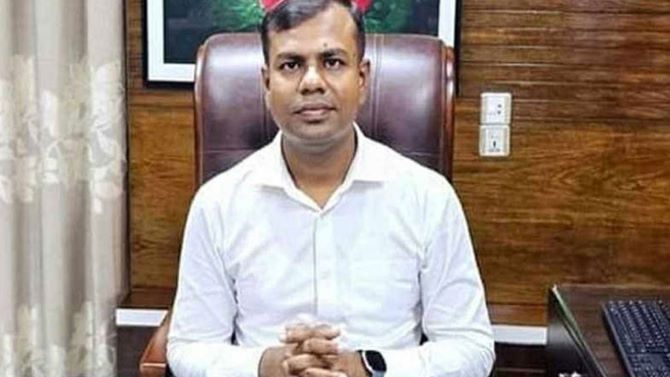 চাচাকে বাবা বানিয়ে কোটায় চাকরি, সিনিয়র সহকারী সচিব কারাগারে