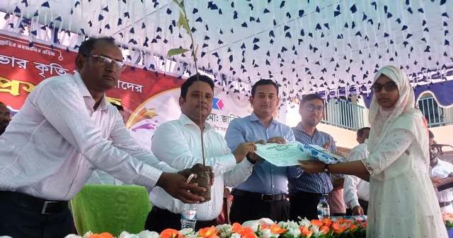 গোদাগাড়ীতে শিক্ষার্থীদের মাঝে পৌর বৃত্তি প্রদান