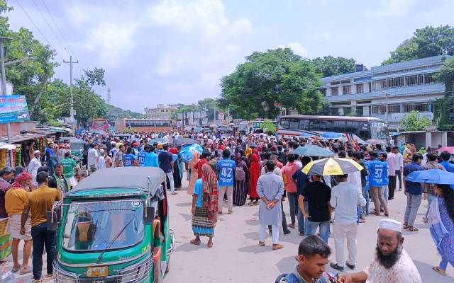 রবীন্দ্র বিশ্ববিদ্যালয়ের স্থায়ী ক্যাম্পাসের দাবিতে মহাসড়কে স্থানীয় জনগণের অবরোধ ও বিক্ষোভ
