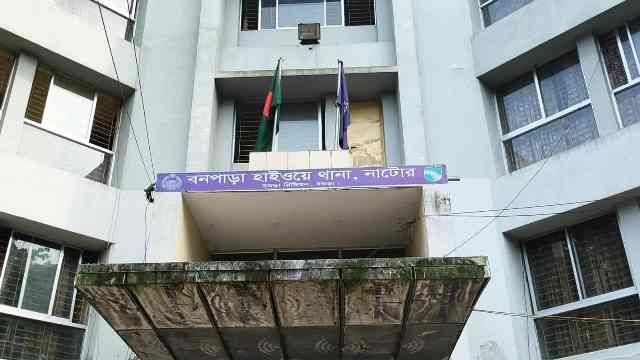 বড়াইগ্রামে মহাসড়কে গাড়ি পার্কিং নিষেধ করায় পুলিশের উপর হামলা