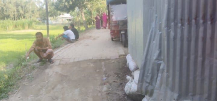 মধুপুরে সরকারি রাস্তার কাজে বাঁধা শতশত পথচারী চরম দুর্ভোগের স্বীকার