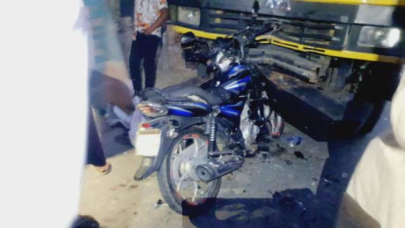 দাঁড়িয়ে থাকা আলুভর্তি ট্রাকে মোটরসাইকেলের ধাক্কা, দুইজন নিহত