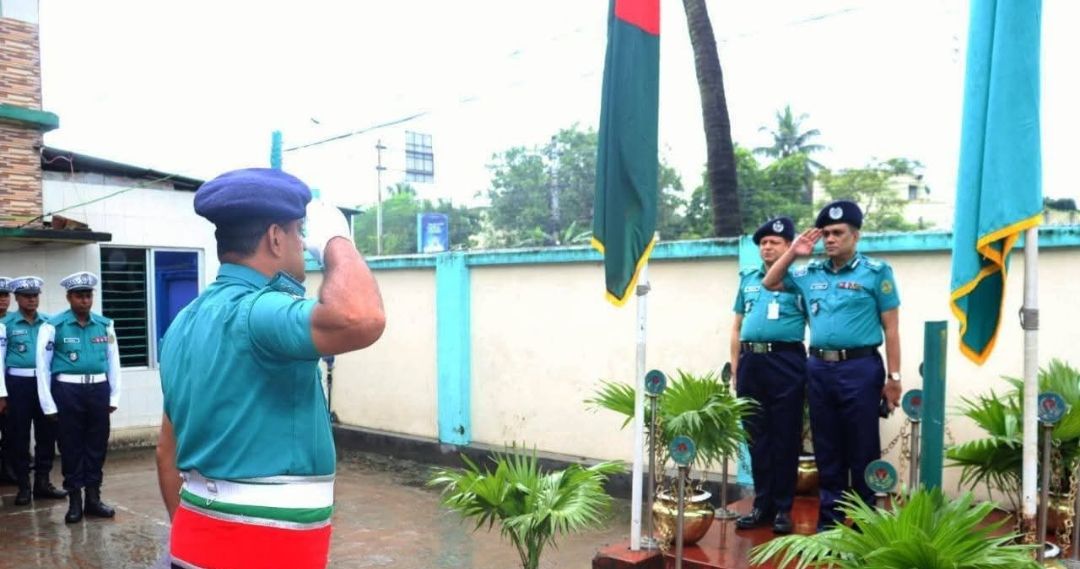 কেএমপি'র অতিরিক্ত পুলিশ কমিশনার ট্রাফিক কার্যালয় পরিদর্শন করেন ডেপুটি পুলিশ কমিশনার