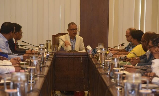 ডেঙ্গু নিয়ন্ত্রণে বাসাবাড়িতে এডিস মশার লার্ভা তদারকিতে মাঠে নামছে ডিএসসিসি প্রশাসন