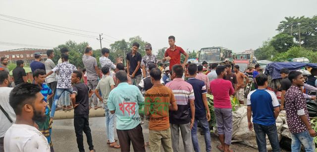 রূপগঞ্জে শ্রমিকদের বকেয়া বেতন দাবিতে ঢাকা-সিলেট মহাসড়ক অবরোধ