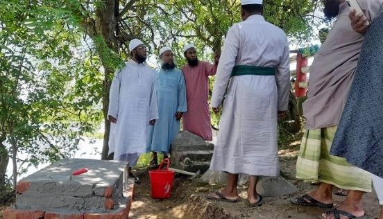 আত্রাইয়ে আলেম উলামাদের বাধার মুখে ভেঙে ফেলা হলো নির্মাণাধীন মাজার
