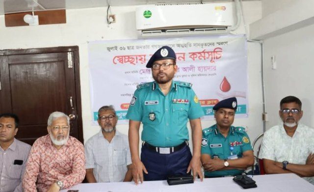 খুলনার শুটিং ক্লাবের উদ্যোগে স্বেচ্ছায় রক্তদান কর্মসূচি অনুষ্ঠানে কেএমপি’র পুলিশ কমিশনার