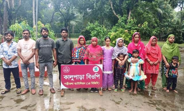 নওগাঁর ধামইরহাট ও সাপাহার সীমান্ত দিয়ে ১৮ বাংলাদেশীকে পুশইন করেছে বিএসএফ