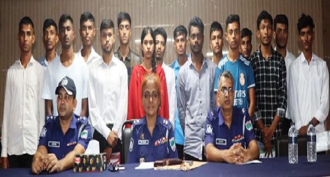 মাগুরায় ১৬০ টাকায় ১৩ পুলিশ কনেস্টবল নিয়োগ
