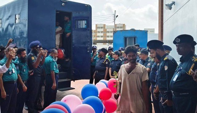 খুলনার নতুন কারাগারের কার্যক্রম চালু বিনাশ্রম সাজাপ্রাপ্ত কয়েদিদের ফুল দিয়ে বরণ করে