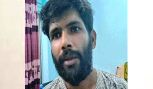 খুলনা নগরীর রুপসায় অস্ত্র-গুলিসহ চার মামলার আসামি কে গ্রেপ্তার করেছে পুলিশ
