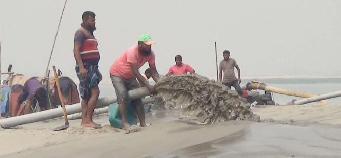দৌলতপুর উপজেলায় সক্রিয় অবৈধ বালু মহল