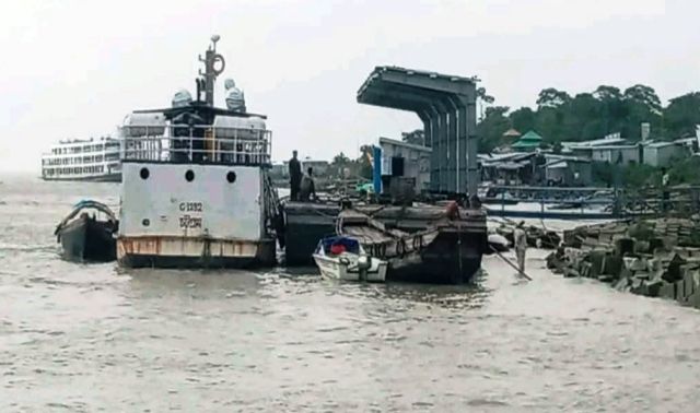 ভোলার ১০ রুটে লঞ্চ চলাচল বন্ধ