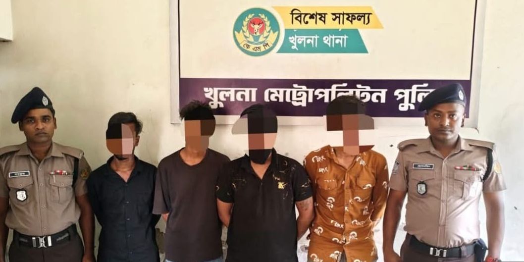 খুলনায় আশিক গ্রুপের ৪ সক্রিয় সন্ত্রাসী গ্রেফতার, উদ্ধার অস্ত্র ও একাধিক মামলার আসামি