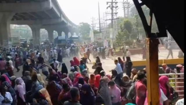 আশুলিয়ার শিল্পাঞ্চল ডি ইপিজেডে তিন মাসের বকেয়া বেতনের দাবিতে বিক্ষোভ