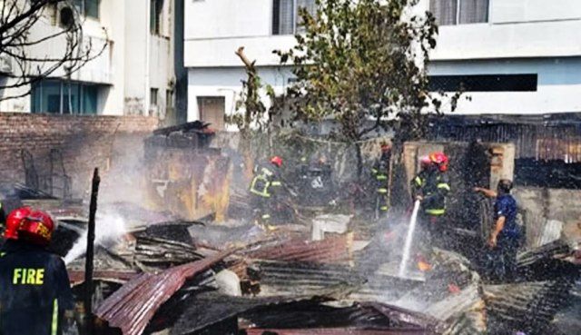 খুলনা নগরীর টুটপাড়ায় শর্ট সার্কিট থেকে অগ্নিকান্ড চার পরিবারের ব্যাপক ক্ষয় ক্ষতি হয়েছেন