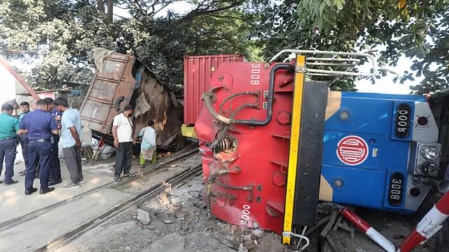 চট্টগ্রামে লরির ধাক্কায় উল্টে পড়ল ট্রেন, নিহত ১