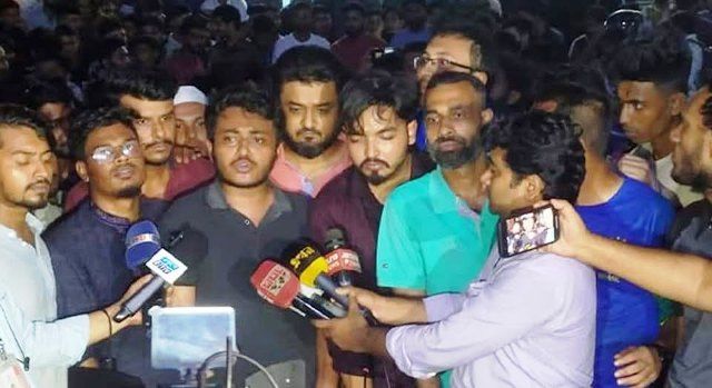 খুলনা প্রেসক্লাবে অবরুদ্ধ নয়. প্রেস সচিবকে দাবি জানাতে গিয়েছি: আন্দোলনকারী