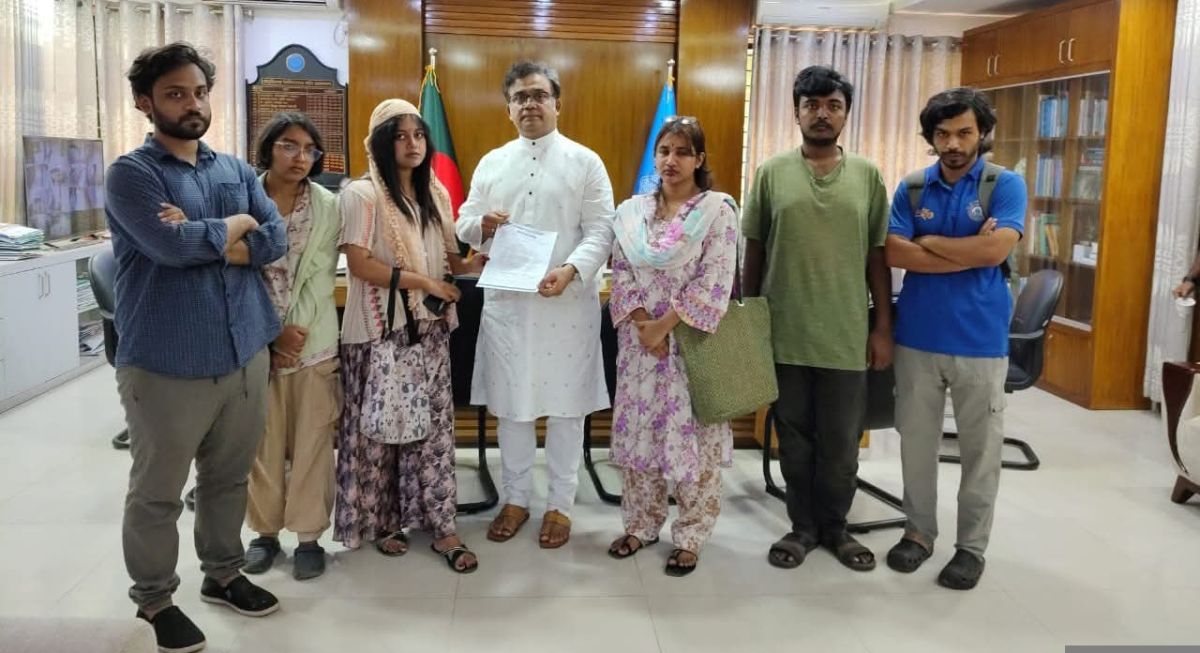 সাইবার বুলিং ও অনলাইন হয়রানির বিরুদ্ধে ব্যবস্থা নেওয়ার দাবিতে জাবি ছাত্র ইউনিয়নের স্মারকলিপি