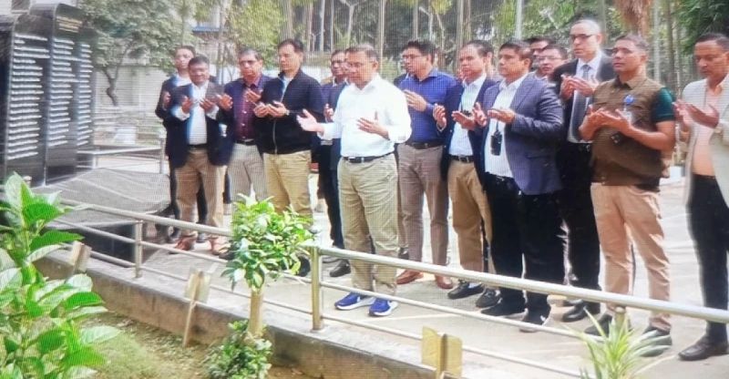 পিলখানা হত্যাকাণ্ডে শহীদ ৫৭ সেনা কর্মকর্তার কবর জিয়ারত করলেন তারেক রহমান