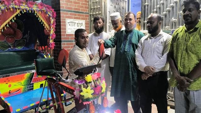ঝালকাঠিতে বিএনপি কর্মী এমরাজকে অটোরিকশা উপহার দিয়ে কর্মসংস্থানের ব্যবস্থা করলেন এ্যাড. শাহাদাত হোসেন