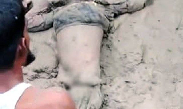 ভোলার মনপুরায় বেড়িবাঁধের বালুর স্তুপ থেকে শিশুর লাশ উদ্ধার