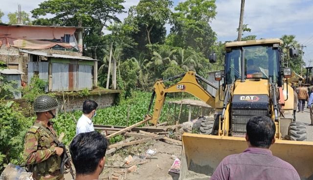 চাঁদপুরে সড়কের পাশে অর্ধশত অবৈধ স্থাপনা উচ্ছেদ