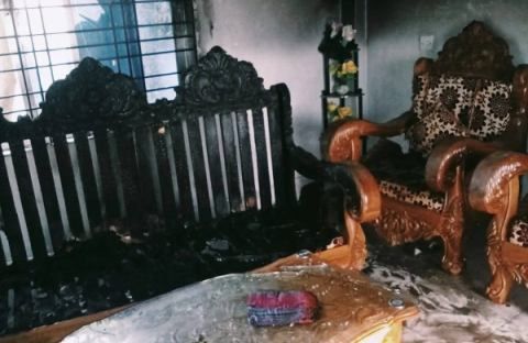 হোমনায় দুর্বৃত্তের আগুনে যুবদল নেতার বাড়ি পুড়ে ভস্মীভূত