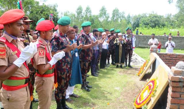 মাইলস্টোন স্কুল এন্ড কলেজে বিমান বিধ্বস্তের ঘটনায় জীবন উৎসর্গকারী শিক্ষিকা মাহরীন চৌধুরীর সমাধিতে বিজিবি পরিবারের শ্রদ্ধা