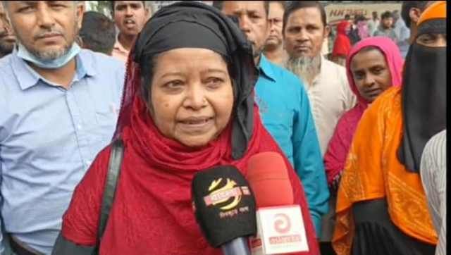 আশুলিয়ায় তিন মাসের বকেয়া বেতনের দাবিতে বিক্ষোভ করেছে পোশাক কারখানার কয়েকশ' শ্রমিক