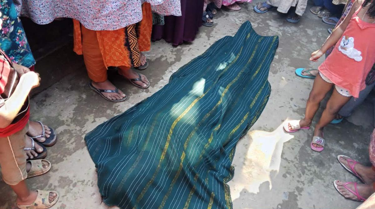 আশুলিয়ার জামগড়ায় চারতলা ভবনের ছাদ থেকে লাফিয়ে পড়ে এক নারীর আত্মহত্যা