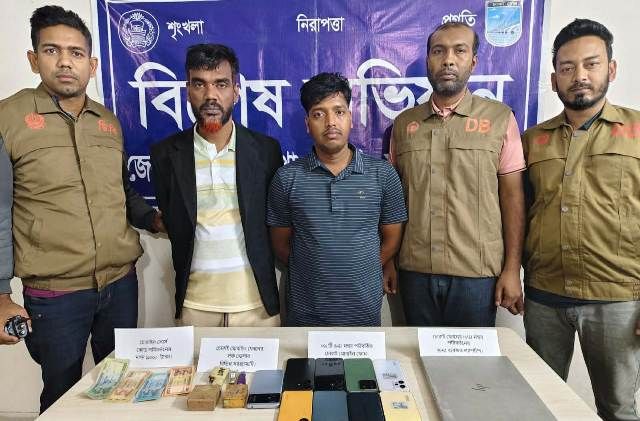 সাভারে ডিবি পুলিশের অভিযানে ৯টি চোরাই মোবাইল ও মালামালসহ দুইজন গ্রেফতার