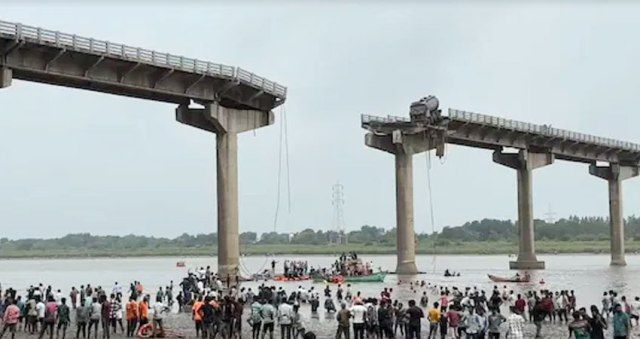 ভারতের গুজরাটে সেতু ভেঙে যানবাহন নদীতে: ৯ জনের মৃত্যু