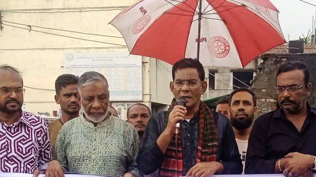 খুলনা লবনচরার প্রধান সড়কের কাজ দ্রুত সংস্কারের জন্য ৩০ নং ওয়ার্ড বিএনপির মানববন্ধন কর্মসূচি