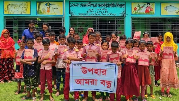 তালার দেওয়ানীপাড়া স্কুলের ছোটবন্ধুরা পেলো আমরা বন্ধু'র উপহার