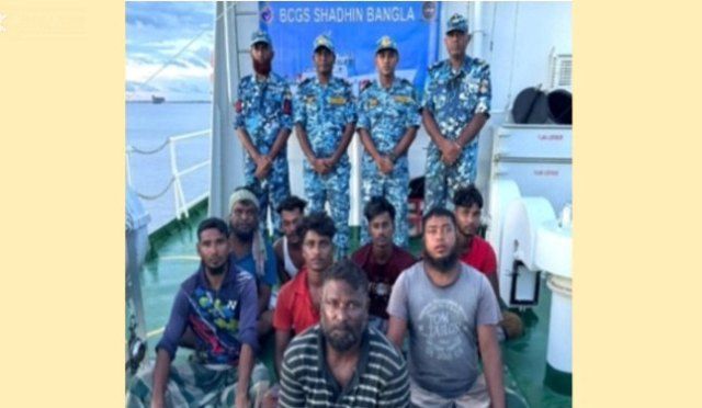 বঙ্গোপসাগরে ৩ দিন ভাসতে থাকা ফিশিং ট্রলারসহ আট জেলে জীবিত উদ্ধার করেছে
